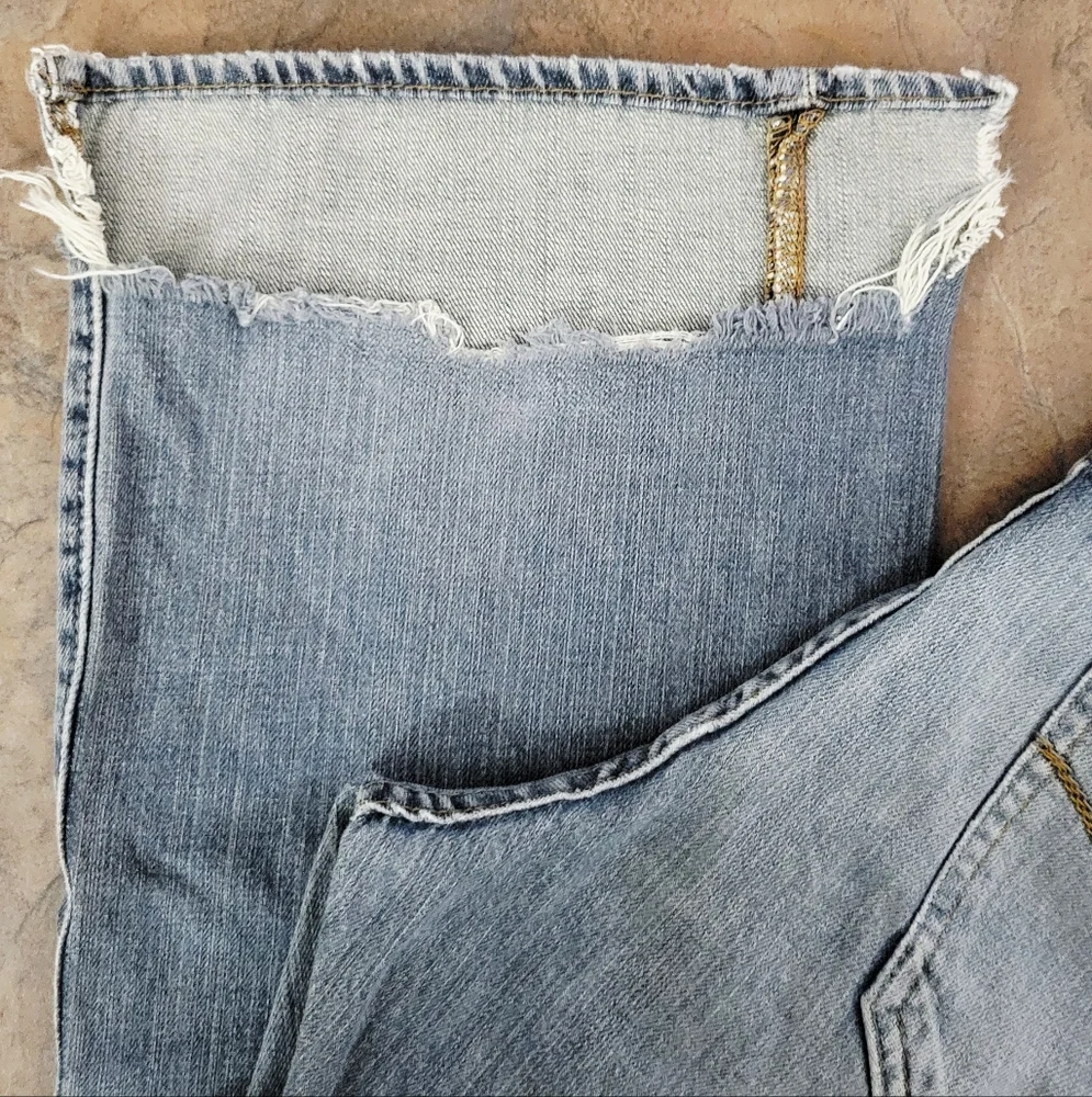 UNIONBAY Light Blue Distressed Jeans Size 32 X 32